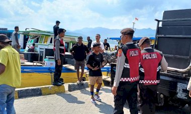 Sat-Samapta-Polres-Flotim-Pantau-Penyeberangan,-Antisipasi-Pungli-di-Pelabuhan
