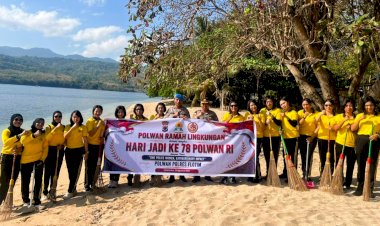 Polwan-Ramah-Lingkungan,-Polres-Flotim-Gelar-Bakti-Sosial-di-Pantai