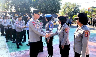 HUT-Polwan-ke-78,-Kapolres-AKBP-Gede-Putra-Yase-Apresiasi-Kiprah-Polwan-Polres-Flotim