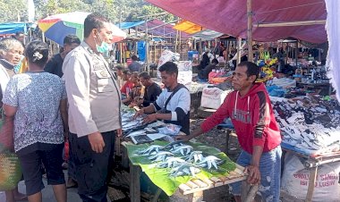 Patroli-Humanis-di-Pasar-Boru,-Bhabinkamtibmas-Terus-Ingatkan-Warga-Aktivitas-Gunung-Lewotobi
