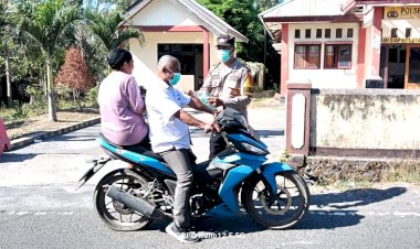 Di-Tengah-Aktivitas-Lewotobi,-Polsek-Wulanggitang-Bagikan-Masker-di-Jalan-Trans-Larantuka-Maumere