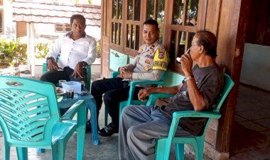 Sambang-Humanis-ke-Watowara,-Bhabinkamtibmas-Ajak-Warga-Rawat-Hutan-dan-Keamanan-Desa