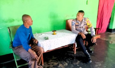 Duduk-Bersama-Warga,-Bhabinkamtibmas-Adonara-Timur-Titip-Pesan-Jaga-Kamtibmas