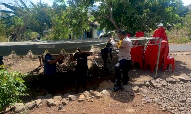 Bhabinkamtibmas-Liwo-Hadir-di-Rumah-Duka,-Rawat-Kepedulian-dan-Kamtibmas