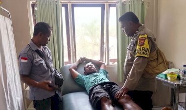 Langkah-Kecil-Penuh-Arti,-Bhabinkamtibmas-dan-Sekdes-Nawokote-Dampingi-Warga-Berobat