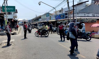 Hadir-di-Tengah-Kesibukan-Kota,-Polres-Flotim-Cegah-Kemacetan-dan-Praktik-Pungli