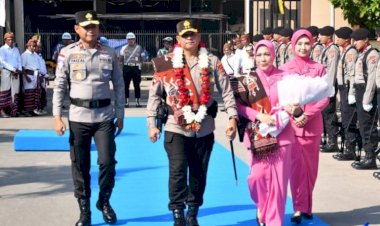 Natoni,-Tarian-Daerah-hingga-Pedang-Pora,-Sambut-Kehadiran-Kapolda-NTT-Irjen-Pol.-Reza-Arief-Dewanto-di-Mapolda