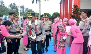 Haru-dan-Penuh-Makna,-Tradisi-Pelepasan-Komjen-Pol.-Rudi-Darmoko-di-Mapolda-NTT-Diiringi-Pesan:-Teruslah-Menjadi-Inspirasi-dan-Teladan