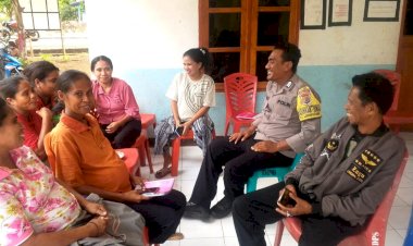 Sambangi-Posyandu-Kimakamak,-Bhabinkamtibmas-Ajak-Ibu-Ibu-Bijak-Bermedia-Sosial