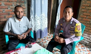 Komunikasi-Jadi-Kunci-Kedamaian,-Bhabinkamtibmas-Sambangi-Kepala-Desa-Ipiebang
