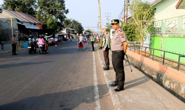 Hadir-di-Tengah-Kesibukan-Pagi,-Kapolres-dan-Wakapolres-Flores-Timur-Turun-Langsung-Atur-Lalu-Lintas