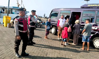 Patroli-Harkamtibmas,-Sat-Samapta-Polres-Flotim-Jaga-Ketertiban-di-Pelabuhan-Larantuka