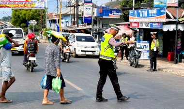 Aktivitas-Pasar-Meningkat,-Sat-Lantas-Polres-Flotim-Atur-Lalu-Lintas-di-Pasar-Inpres-Larantuka