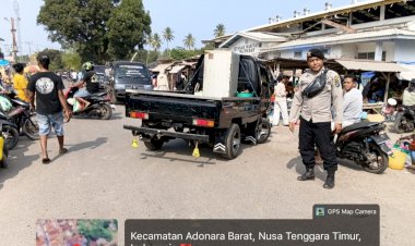 Polsek-Adonara-Barat-Hadir-di-Pasar-Waiwadan,-Arus-Lalu-Lintas-Lancar