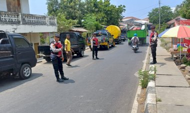 Patroli-Humanis-Sat-Samapta-Polres-Flores-Timur,-Ingatkan-Pengendara-Tertib-dan-Utamakan-Keselamatan