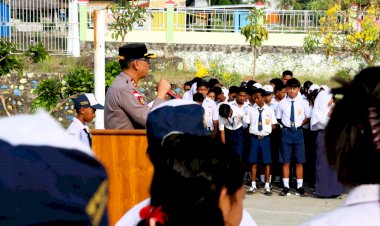 Jadi-Inspektur-Upacara,-Pesan-Kapolres-Flores-Timur-untuk-Pelajar:-Jadilah-Teman,-Bukan-Perundung