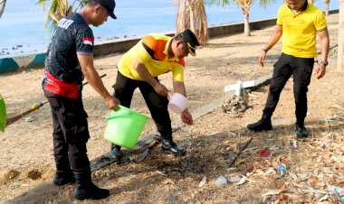 Waka-Polres-Flores-Timur-Pimpin-Aksi-Green-Policing-di-Pantai-Uste
