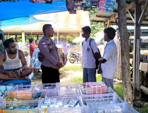 Patroli Pasar, Bhabinkamtibmas Edukasi Pelajar Pentingnya Disiplin dan Keamanan