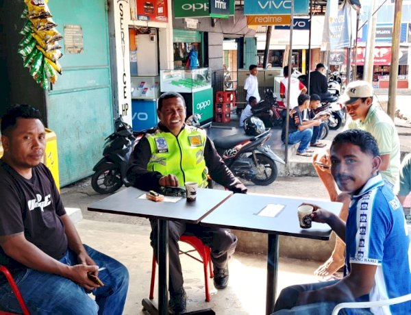 Ngopi-Bareng-Sopir-Angkot,-Satlantas-Polres-Flores-Timur-Tekankan-Tertib-Lalu-Lintas