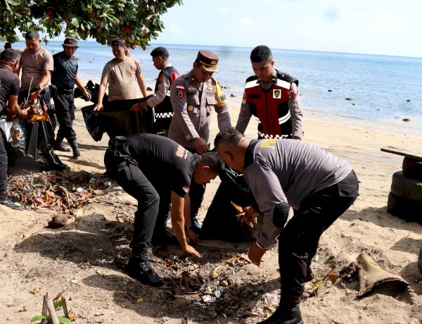 Tindaklanjuti Arahan Presiden RI, Polres Flotim Bersihkan Kawasan Wisata Pesisir