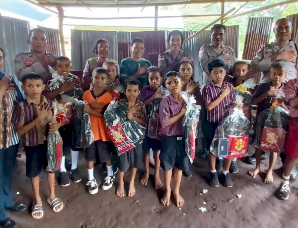 Sentuhan Humanis Polres Flotim, Siswa Sekolah Tertinggal Terima Bantuan Alat Tulis