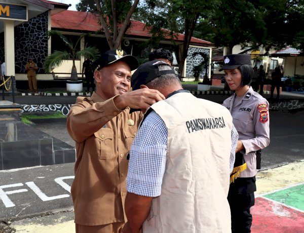 Perkuat Harkamtibmas, PAM Swakarsa Dua Kelurahan Resmi Dikukuhkan di Polres Flotim