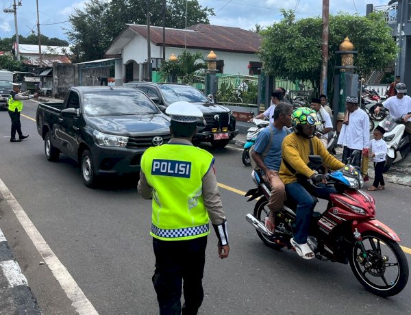 Aksi Satlantas di Jalan Jamin Kenyamanan Sholat Jumat