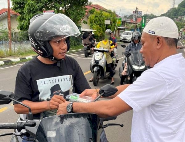 Sentuhan Kemanusiaan di Ujung Senja, Polres Flotim Sambut Pengendara dengan Takjil