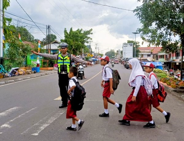 Hadir di Gerbang Sekolah, Sat Lantas Polres Flotim: Keselamatan Jadi Prioritas