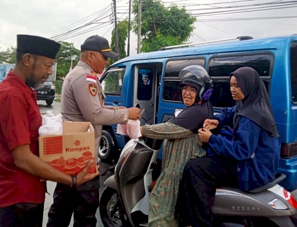 Hangatnya Ramadan, Polres Flotim Bagi Takjil di Depan Mako