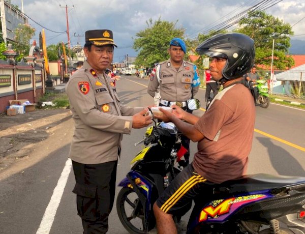 Wakapolres Flotim Pimpin Aksi Berbagi Takjil di Jalan Herman Fernandez