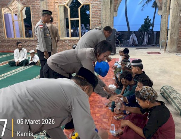Ramadhan Penuh Makna, Sat Binmas Polres Flotim Buka Puasa Bersama Anak-Anak Delang
