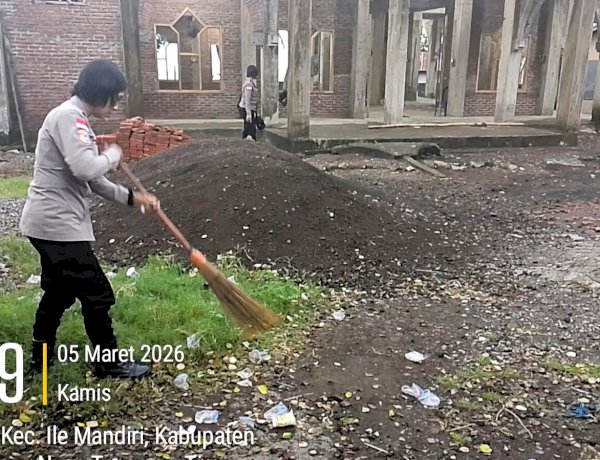 Ciptakan Kenyamanan Ibadah, Personel Polres Flotim Kerja Bakti di Masjid Al–Munawarah