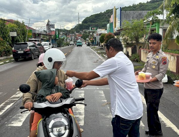 Menjelang Berbuka, Polres Flotim Tebar Kebaikan Lewat Pembagian Takjil