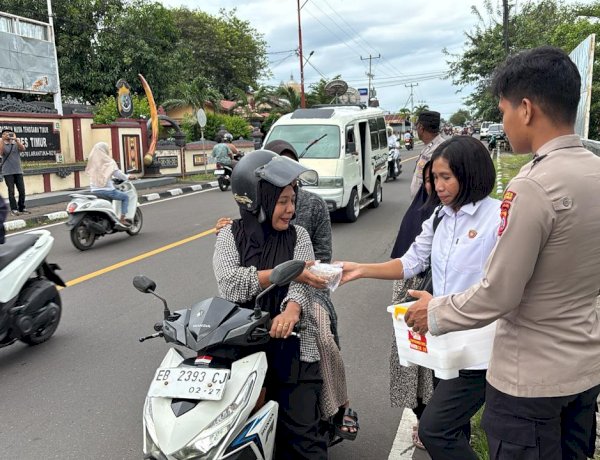 Aksi Sosial Ramadan, Polres Flotim Bagikan Takjil kepada Pengguna Jalan
