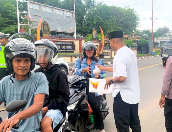 Sore Ramadhan, Polres Flotim Berbagi Takjil di Depan Mako