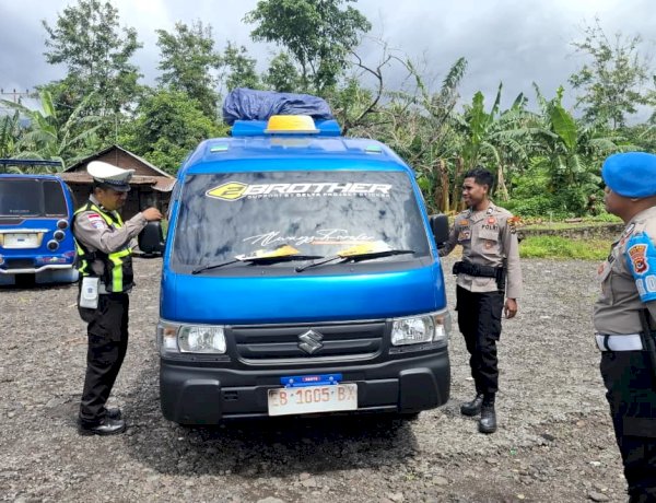 Satlantas Polres Flotim Pantau Arus Mudik di Terminal AKDP Lamawalang