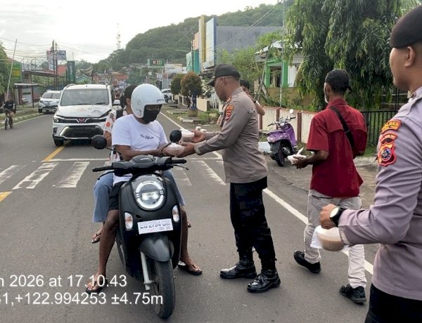 Tebar Kebaikan Ramadan, Polres Flotim Bagikan Takjil di Depan Mako