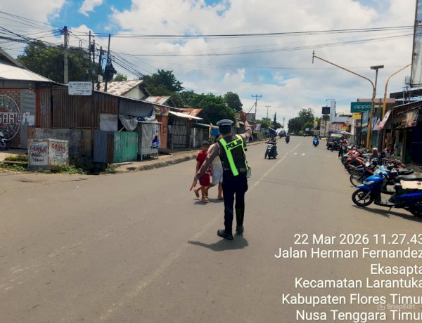 Personel Ops Ketupat Turangga 2026 Laksanakan Pengaturan Lalin di Pos Pasar Baru