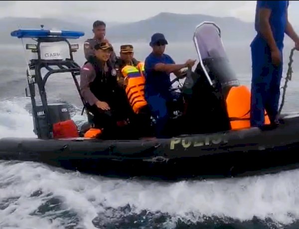 Diguyur Hujan Deras di Laut, Kapolres Flores Timur Tetap Tinjau Pengamanan Semana Santa di Adonara Barat