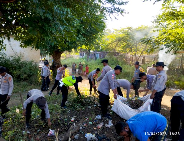 Wakapolres Flotim Bersama Personel Bangun Harapan di Tengah Bencana