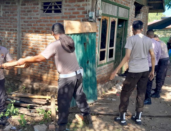 Gotong Royong Polri dan Warga, Puing Rumah Mulai Dibersihkan