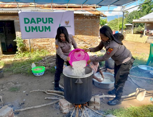Polwan Flotim Bantu Warga di Dapur Umum Pascagempa
