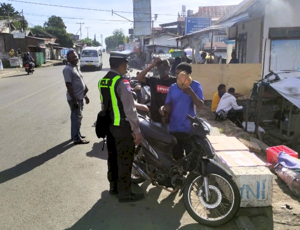 Sinergi Sat Lantas dan Dispenda, Pengendara di Larantuka Diberi Edukasi Tertib Berlalu Lintas