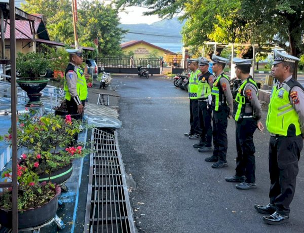 Disiplin Pagi Personel Sat Lantas Polres Flotim, Apel Dilanjutkan Pengaturan di Titik Rawan