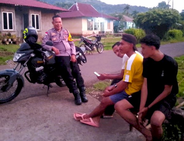 Sambang Sore Hari, Bhabinkamtibmas Lewohala AIPDA Niki Rangkul Pemuda Desa