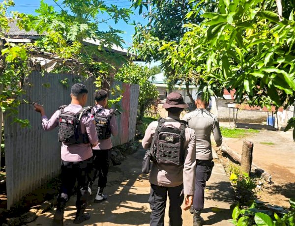 Patroli Jalan Kaki, BKO Polres Flotim Pastikan Situasi Waiburak Tetap Kondusif