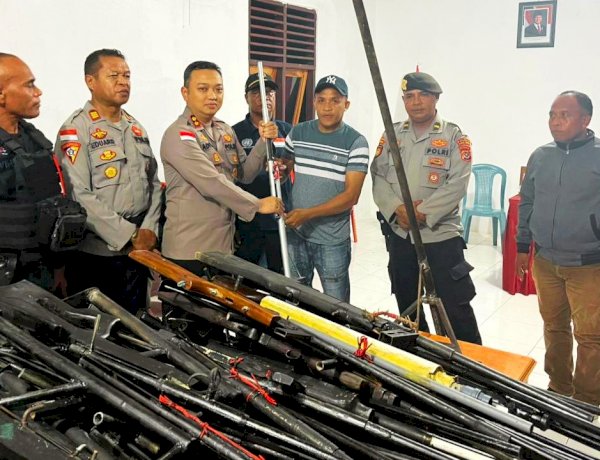 Wujud Nyata Sinergitas dan Jalan Damai, Pemerintah Desa Narasaosina Bersama Tokoh Adat Serahkan Puluhan Senpira kepada Polres Flores Timur