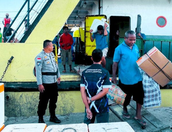 Bhabinkamtibmas AIPDA Ignasius Rofinus Naja Amankan Aktivitas KM Sabuk Nusantara 55 di Pelabuhan Laut Menanga