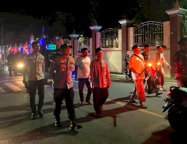 Kehadiran Kapolres Flores Timur AKBP Adhitya Octorio Putra Semarakkan Pawai Obor Idul Adha 1447 H